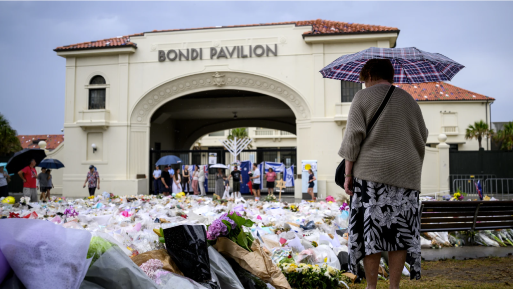 Mourners build memorial after Bondi Beach attack. Bianca De Marchi Agencia EFE