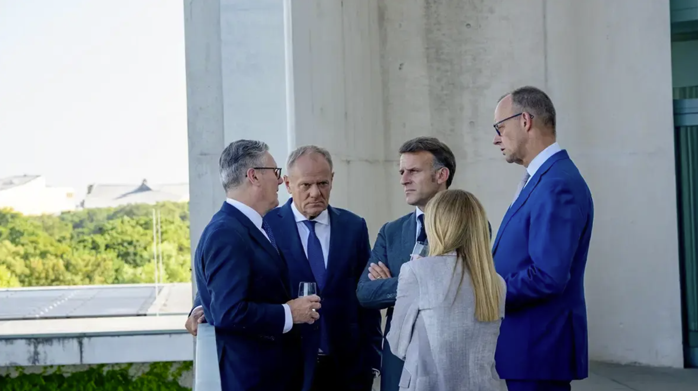 (From left to right) British Prime Minister Keir Starmer, Polish Prime Minister Donald Tusk, French President Emmanuel Macron, Italian Prime Minister Giorgia Meloni and the leader of the German CDU, Friedrich Merz, are seen talking during a diplomatic meeting - PHOTO/Office of the President of France