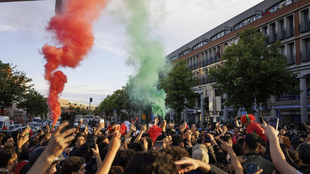 Moroccan soccer fans celebrate after the Netherlands vs Morocco World Cup match JOHN VAN DER TOL Agencia EFE