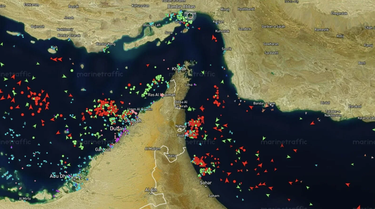 Aerial view of the Strait of Hormuz, a vital logistical artery. EFE LA RAZÓN