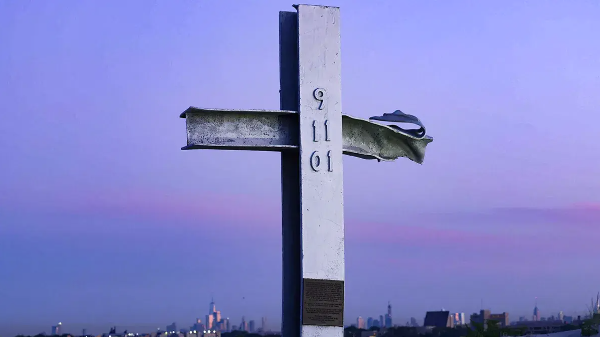 Cruz fabricada con acero procedente de una de las torres derrumbadas del One World Trade Center se divisa al amanecer en el Monumento Conmemorativo del 11-S de Breezy Point, el día en que se cumple el vigésimo aniversario de los atentados del 11 de septiembre de 2001 en la ciudad de Nueva York, Nueva York (EE. UU.), el 11 de septiembre de 2021 - REUTERS/ CAITLIN OCHS
