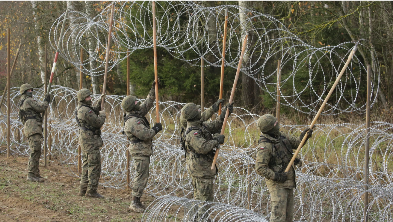 Polish soldiers install barbed wire along the Polish border with the Russian exclave of Kaliningrad near the village of Zerdziny on Wednesday. (TOMASZ WSZCZUK, EFE News Agency)